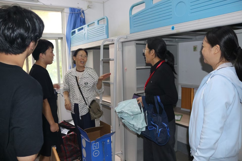 能源与动力工程学院深入宿舍走访慰问2026级新生