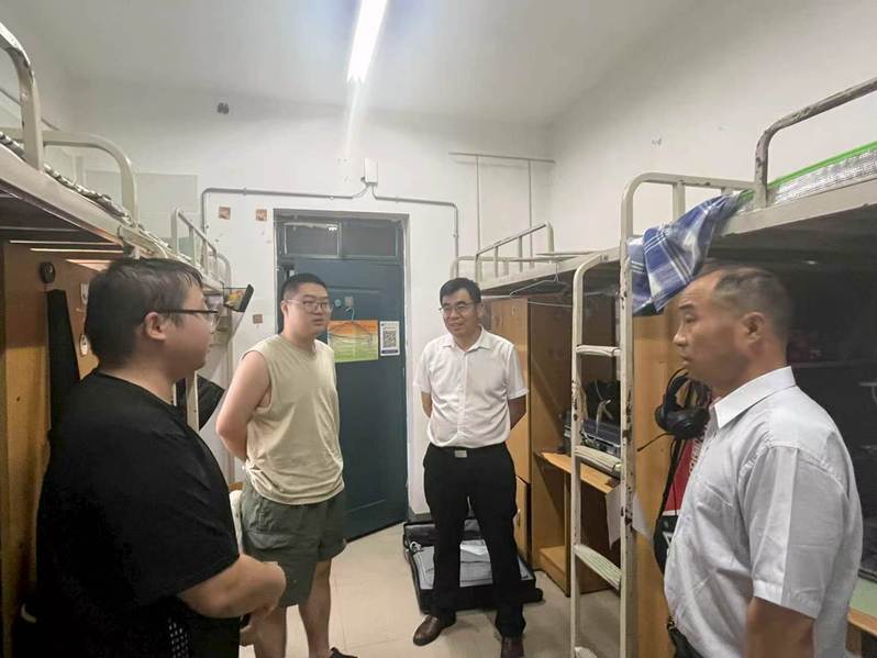 能源与动力工程学院深入毕业生宿舍走访慰问